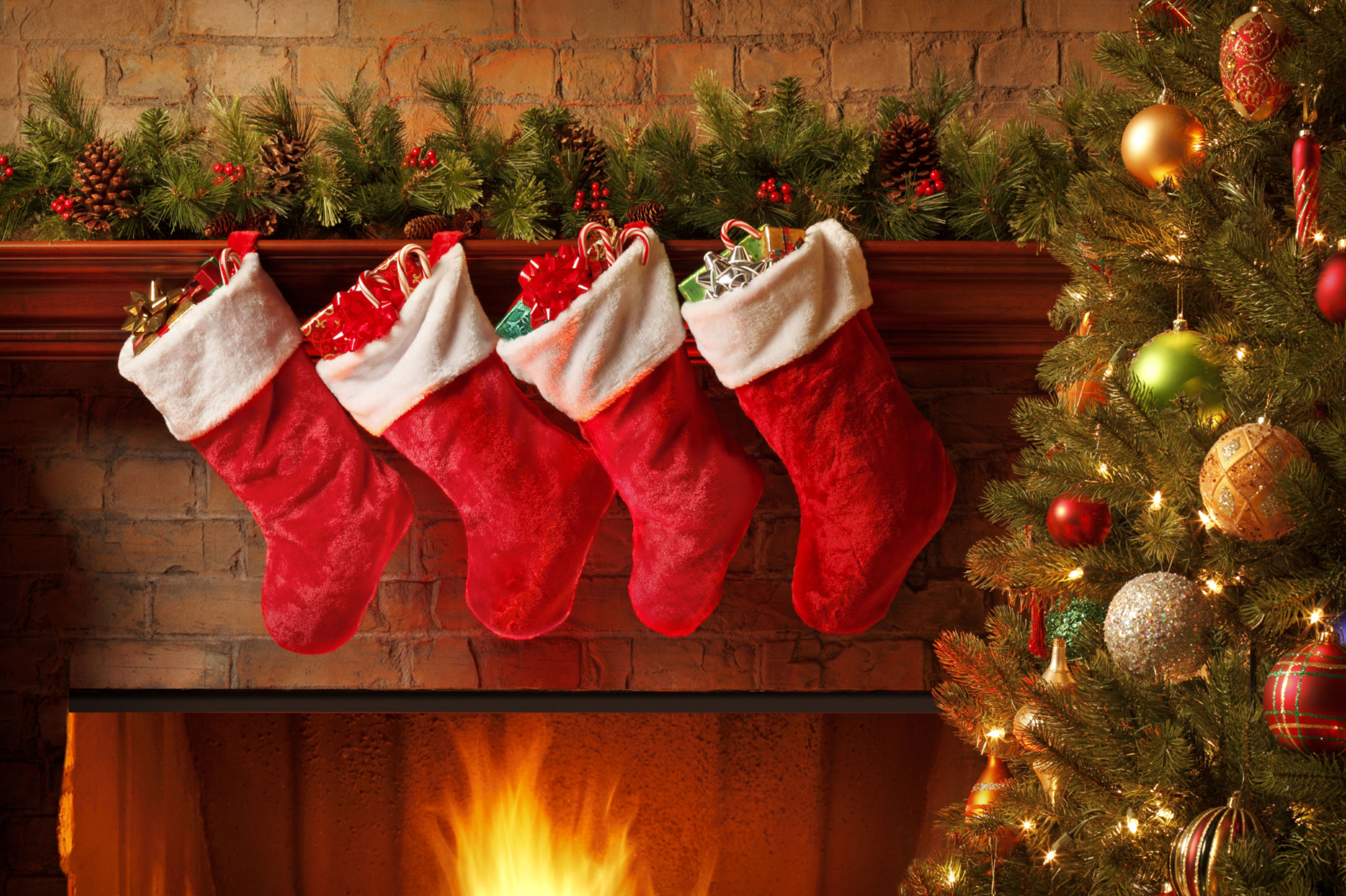 Christmas-Stockings-Decoration-fireplace.jpg