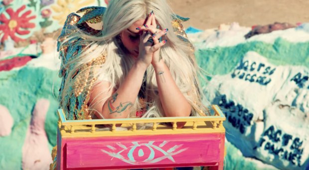 Kesha S Praying Is A Powerful New Single About Finding Forgiveness In Prayer Epicpew